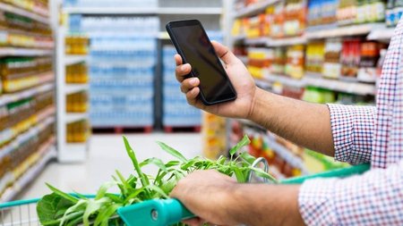 b_e_kalathi_shopper_with_phone