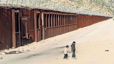 DOC-20240604-72333879-2024-06-04T155116Z_1136656119_RC2B48A65N78_RTRMADP_5_MIGRATION-USA-BORDER