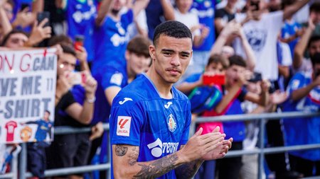 mason-greenwood-applauds-getafe-fans-during-transfer-unveiling