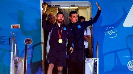 messi-scaloni-llegada-avion_131023