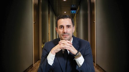 QA Φ.Ρουσουνίδης - Ξενοδόχος