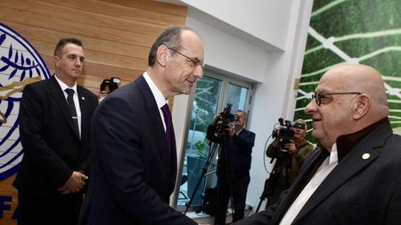 χαρτσιωτης κουμας