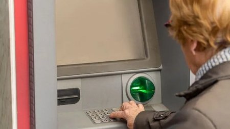 ΤΡΑΠΕΖΑ ΗΛΙΚΙΩΜΕΝΗ