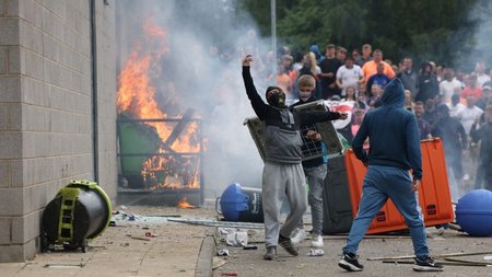 2024-08-04T134456Z_585897812_RC2199A0BPUI_RTRMADP_5_BRITAIN-PROTESTS-1024x683