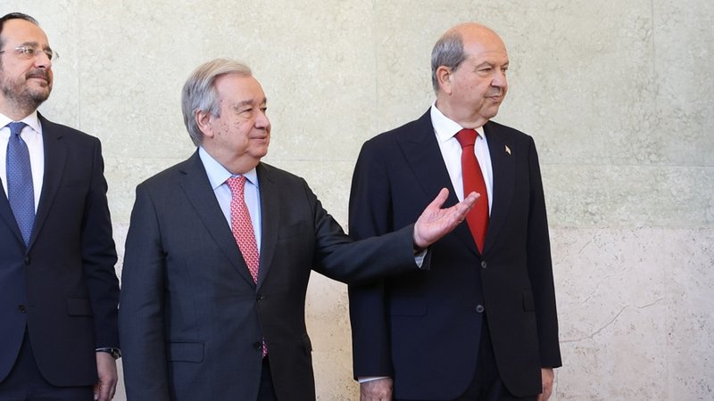 τρεις