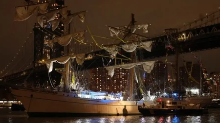 brooklyn-bridge-ship-mexican-navy-640x426