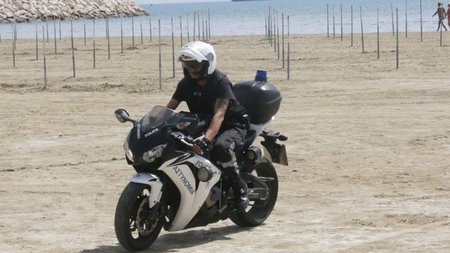 police-on-beach-960x571_ID_940010-1