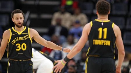 memphis-tennessee-stephen-curry-of-the-golden-state-warriors-and-klay-thompson-of-the-golden[1]