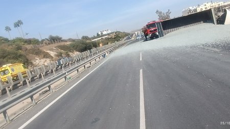 Ανατροπή-φορτηγού-Αυτοκινητόδρομος-παρά-Άγιο-Τύχωνα-25.10.2023-Φώτο-1