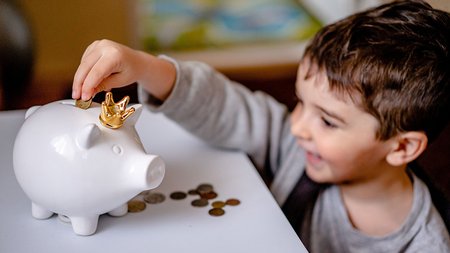 child_financial_lieracy_piggy_bank