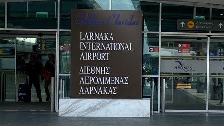 Larnaca-el-entrance