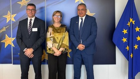 e33852fe-688d-464a-86f3-d1d15438f378