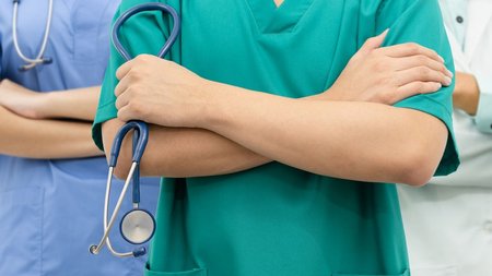 anoixan-pyr-kata-oev-keve-oi-giatroi