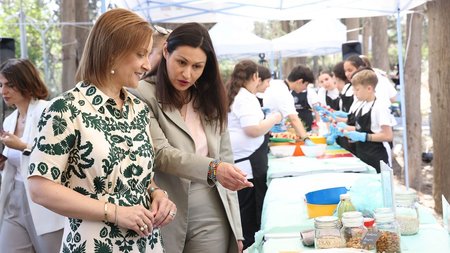 ΠΡΩΤΗ ΚΥΡΙΑ-ΥΠΟΥΡΓΟΣ ΓΕΩΡΓΙΑΣ