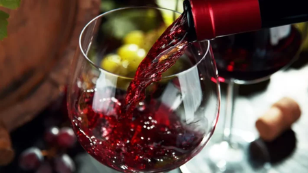 9be6c701-kokkino-krasi1-711x400-YRMDfE