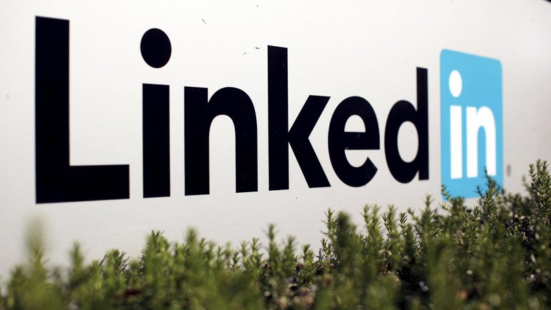 2017-04-24T150240Z_56118274_RC1D61136B70_RTRMADP_3_MICROSOFT-LINKEDIN