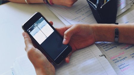 sholeia_mathites_kinita_tilefona