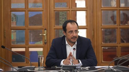 230821125323_nikos-christodoulides02-xloraka