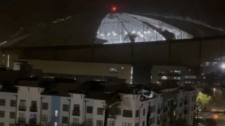 2024-10-10T044049Z_260425092_RC2GHAAXBSF1_RTRMADP_5_STORM-MILTON-1