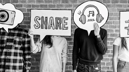 friends-holding-up-thought-bubbles-with-social-media-concept-icons